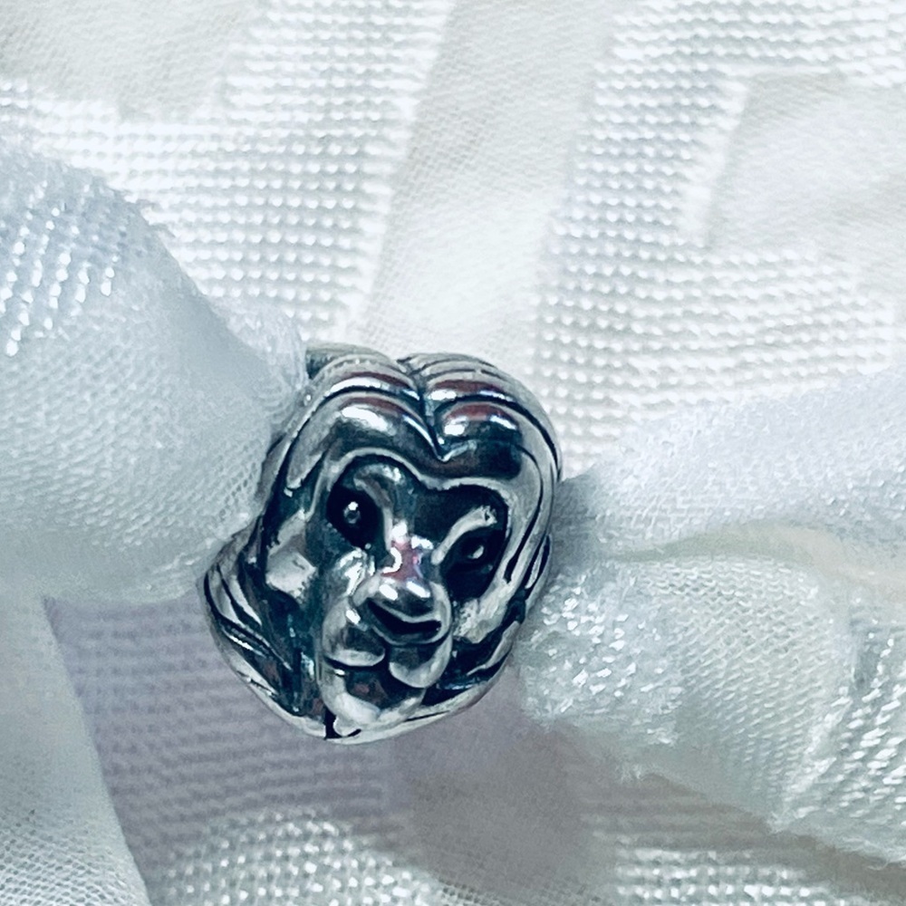 🦁 NWOT Simba Charm - The Lion King✨